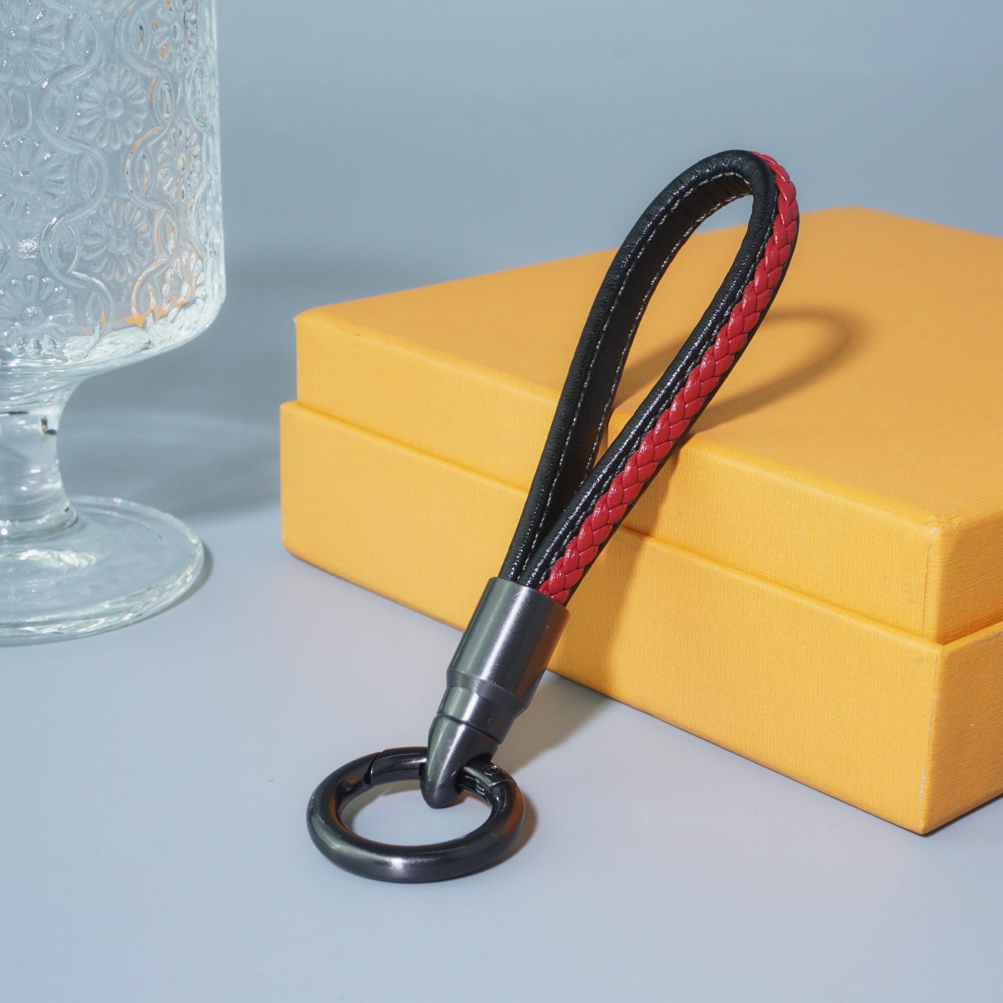 Leather Keychain Car Key Chain Key Fob Holder Mens Leather Keyring Zinc Alloy Women Car Keychain Rotatable - Black/Red